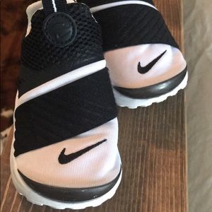 Nike Prestos black and white size 7 toddler